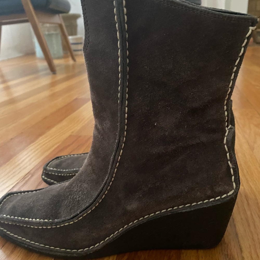 Italian suede boot in brown